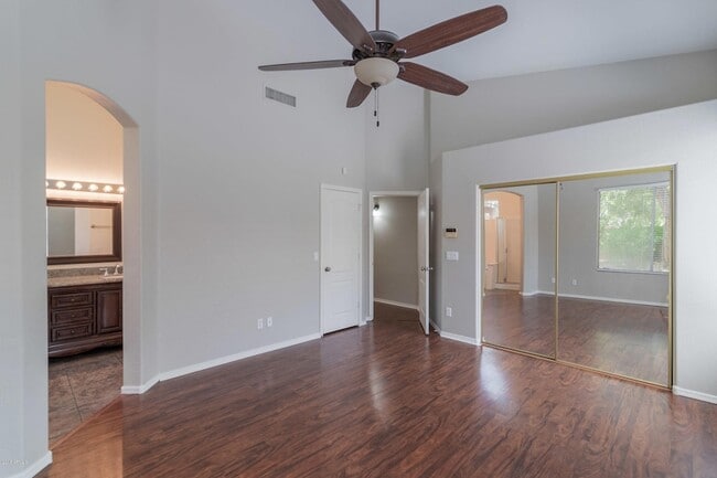 Building Photo - 230 S Pineview Pl