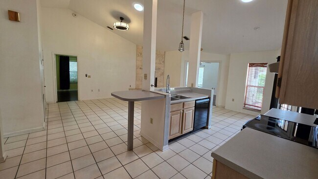 Building Photo - 3 Bed, 3 Bath, 2 Car garage.