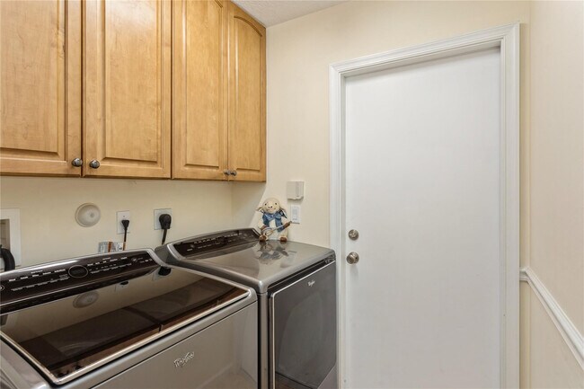 Building Photo - 8121 SW Yachtsmans Dr