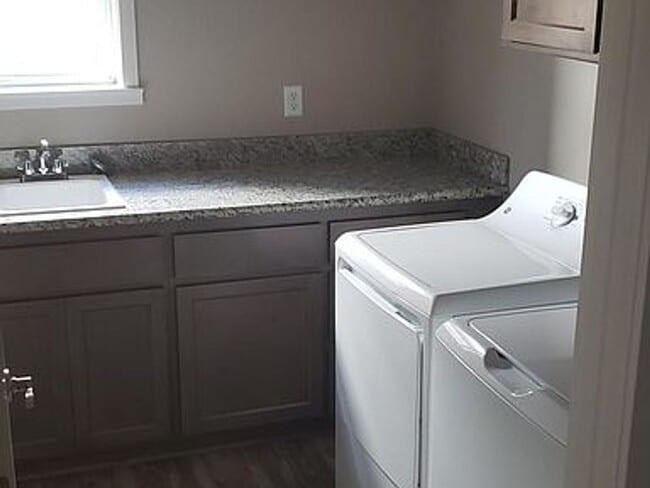 Building Photo - Beautiful newer home