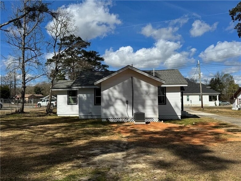 Building Photo - 1625 Myers Rd