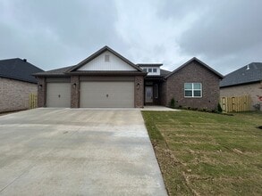Building Photo - Beautiful Modern Home in Pea Ridge!