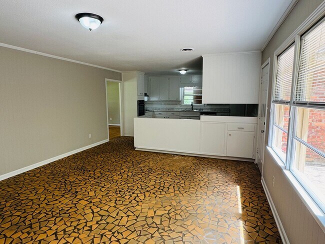 Building Photo - Freshly Renovated 4-Bedroom Retreat!