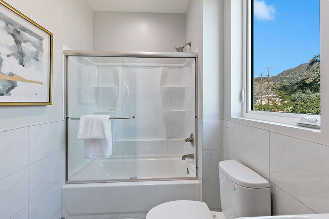 Building Photo - 13637 N Fellows Ave