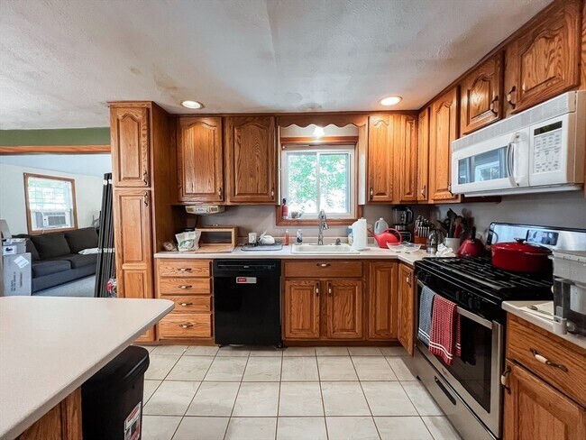 Building Photo - 9 Putney Cir