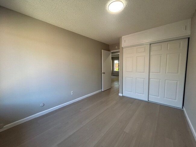 Building Photo - Nice 3br/1.5ba Town Home. Great school. Wa...