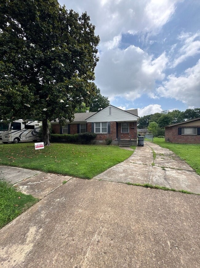 Building Photo - Newly Renovated Home - East Memphis