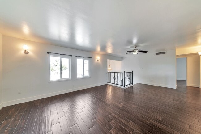 Building Photo - 1735 E La Jolla Dr