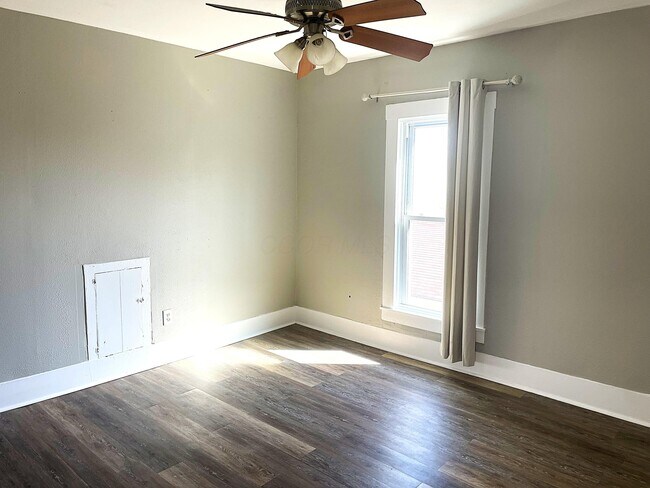 Building Photo - 264 W 8th St