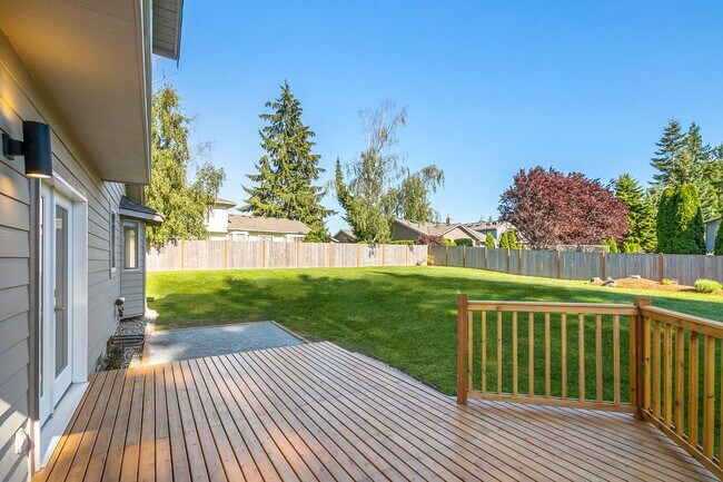 Building Photo - Inviting Everett Home Featuring 3 Bedrooms, Fireplace, and Fully Fenced Backyard