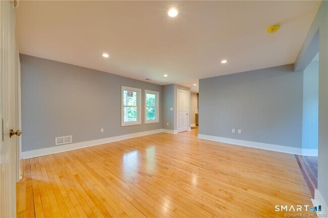 Building Photo - 157 River Rd