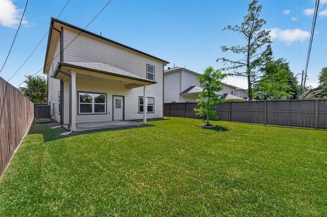 Building Photo - 2211 Silverbonnet St