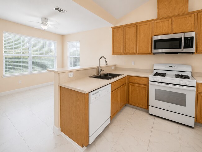 Building Photo - Coming soon! Beautiful single story home in Los banos