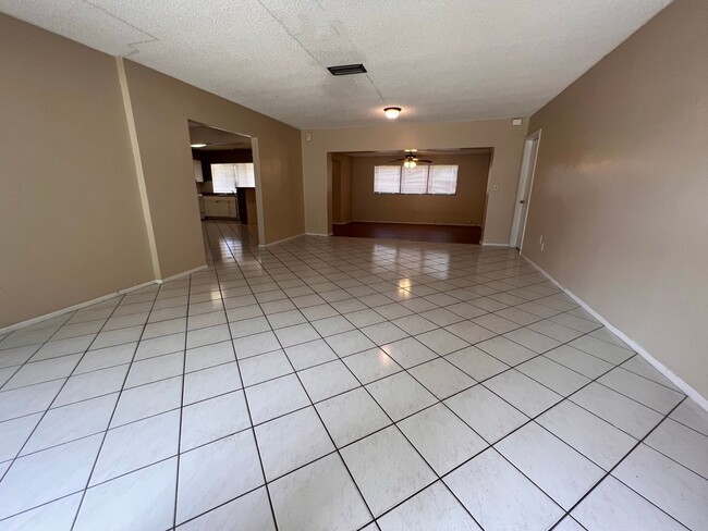 Building Photo - 3/2 Single Family Home in Miramar- Ready f...