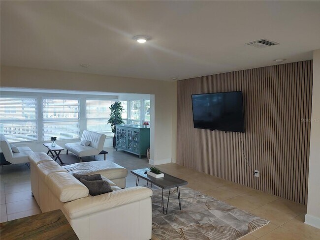 Building Photo - 4165 13th Ln NE