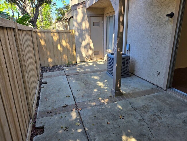 Building Photo - Lovely Ground Level 1 Bedroom 1 Bathroom In Irvine