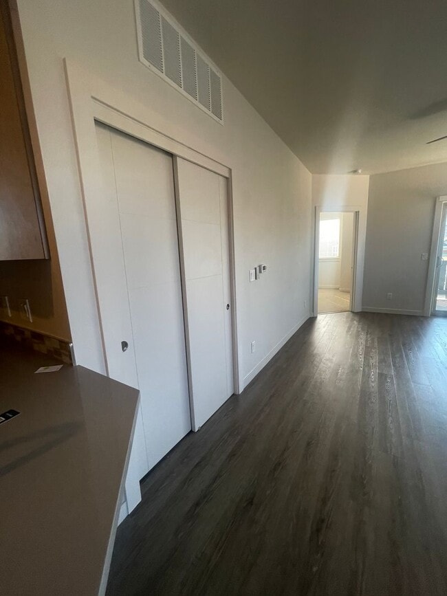 Building Photo - Newer & Beautiful 2bd/2bth condo in Ashland