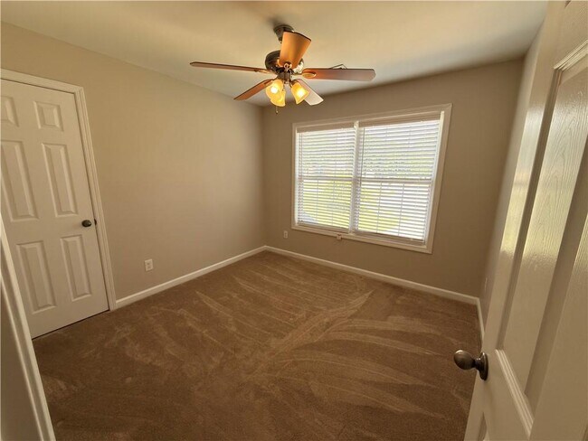 Building Photo - 5706 Amberside Ln NE