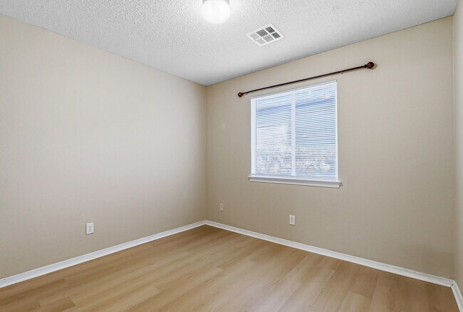 Building Photo - 732 Desert Sage Dr