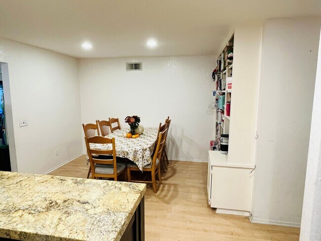 Building Photo - Updated 3 Bed / 2 Bath in Sabre Springs!!