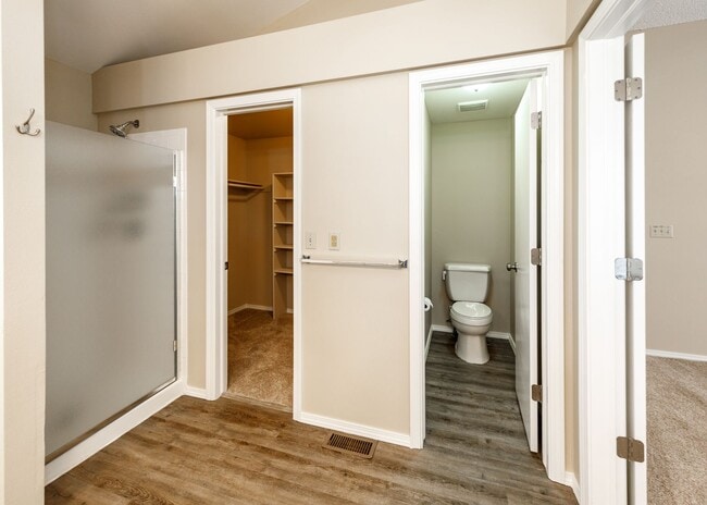 Building Photo - Stunning 5 Bedroom, 3.5 Bath Remodeled Hom...