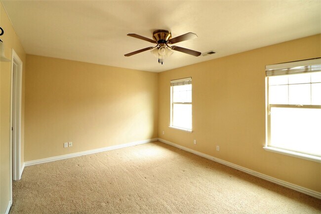 Building Photo - Beautiful Harvest Park Mapleton Townhouse