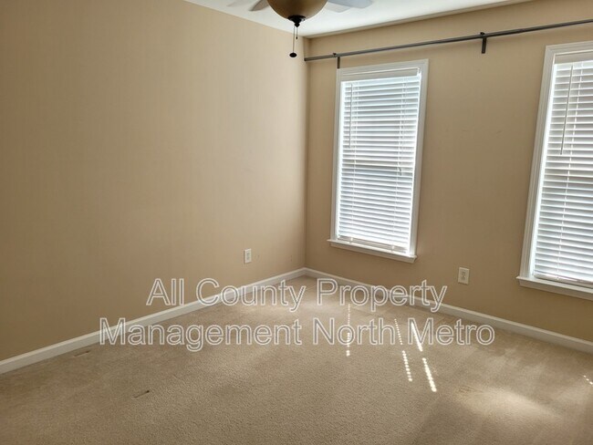 Building Photo - 5005 Foxfield Trace SE