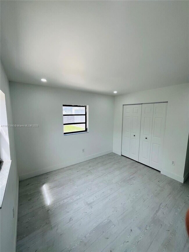 Building Photo - 1707 S Curlew Ln