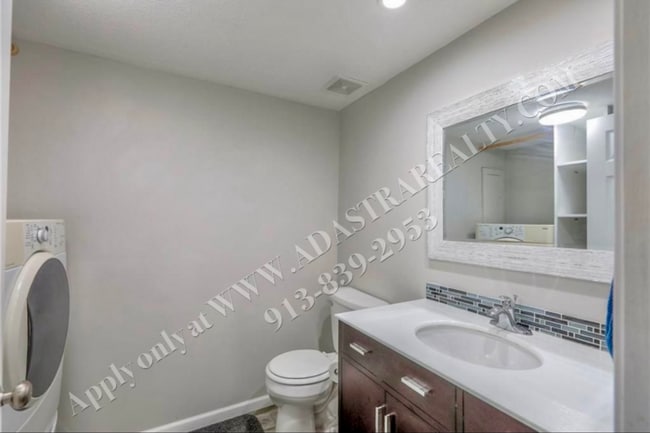Building Photo - Beautiful 3 Bed 2.5 Bath Raised Ranch in L...