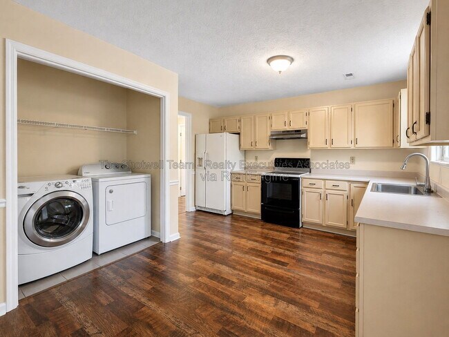 Building Photo - 407 Herringbone Ct
