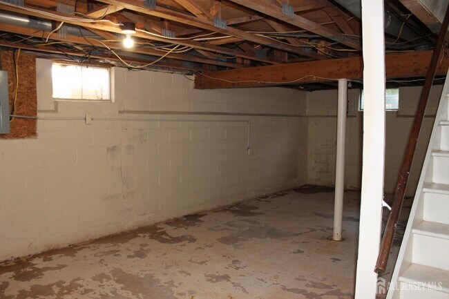 Building Photo - 39 Independence Ct