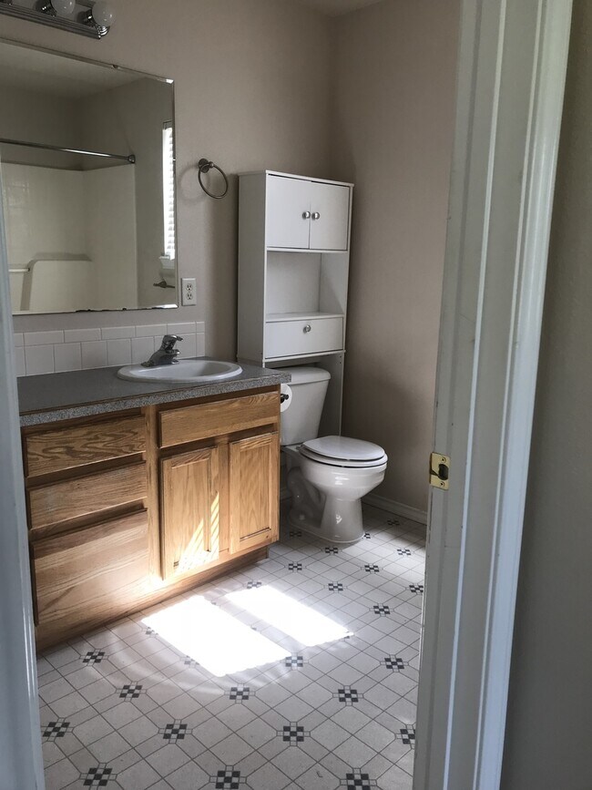 Building Photo - Cute Nampa home in one of  the most desira...