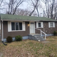 Building Photo - Cozy East Side Home!