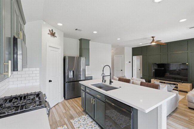 Building Photo - 710 Desert Pea Ln