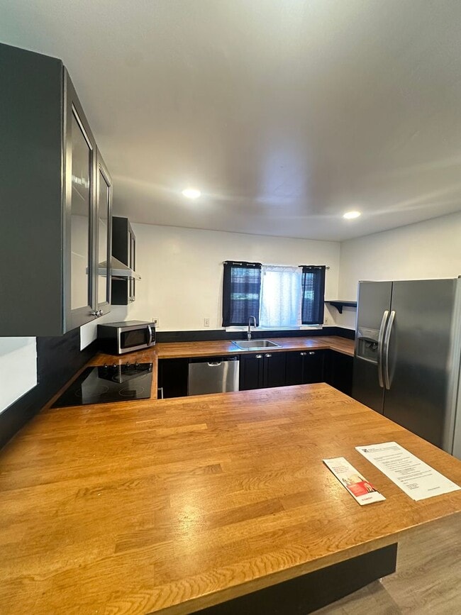 Building Photo - Spacious 3BR/2.5BA updated 2-story townhou...