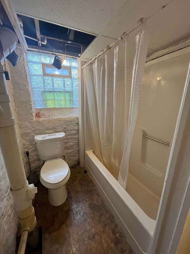 Building Photo - 2215 Victor St