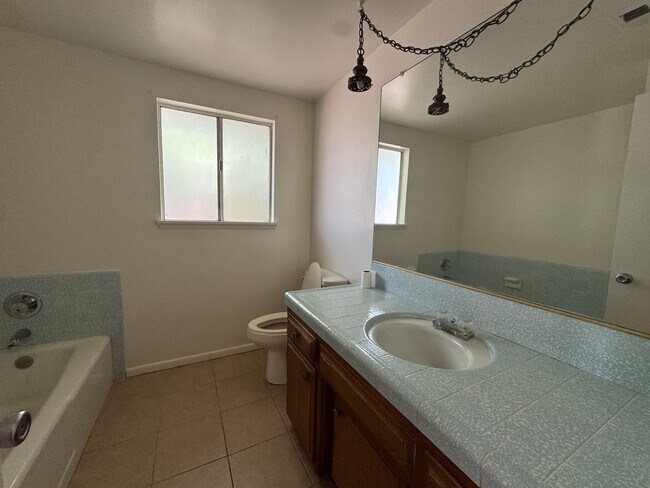 Building Photo - Three Bedroom Two Bathroom Pool Home in He...