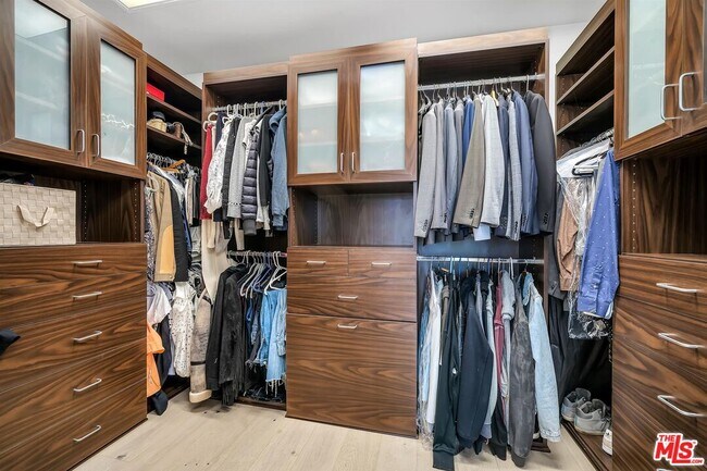 Building Photo - 2324 Banyan Dr