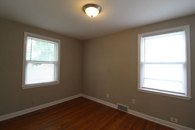 Building Photo - 2 Bedroom Duplex in North Kansas City