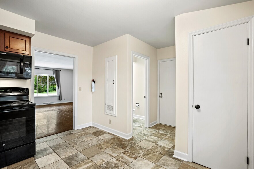 Building Photo - 853 Thackeray Trl