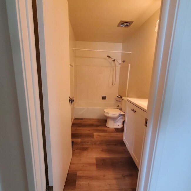 Building Photo - 866 600 W