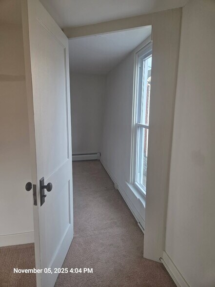 Door between bedrooms - 15 N Richmond St