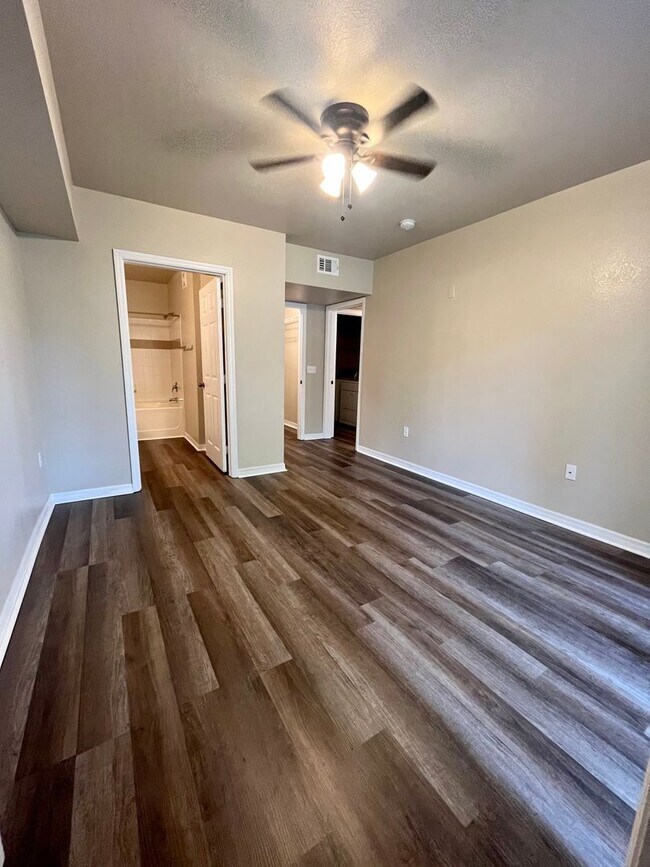 Building Photo - 3/2 unit becoming available June 1st for an annual lease