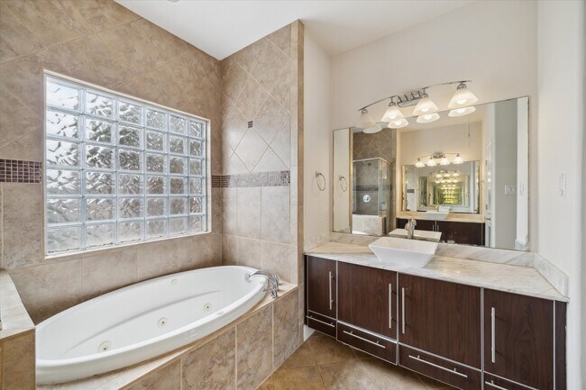 Building Photo - 3041 Clinton Dr