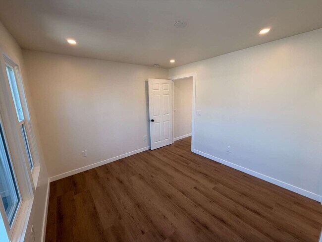 Building Photo - Modern Open Concept1 Bed + 1 Bath Upstairs Unit + In-Unit Laundry + AC