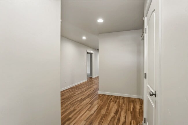 Building Photo - 4 Bedroom Home: Fenced Backyard & Great Location!