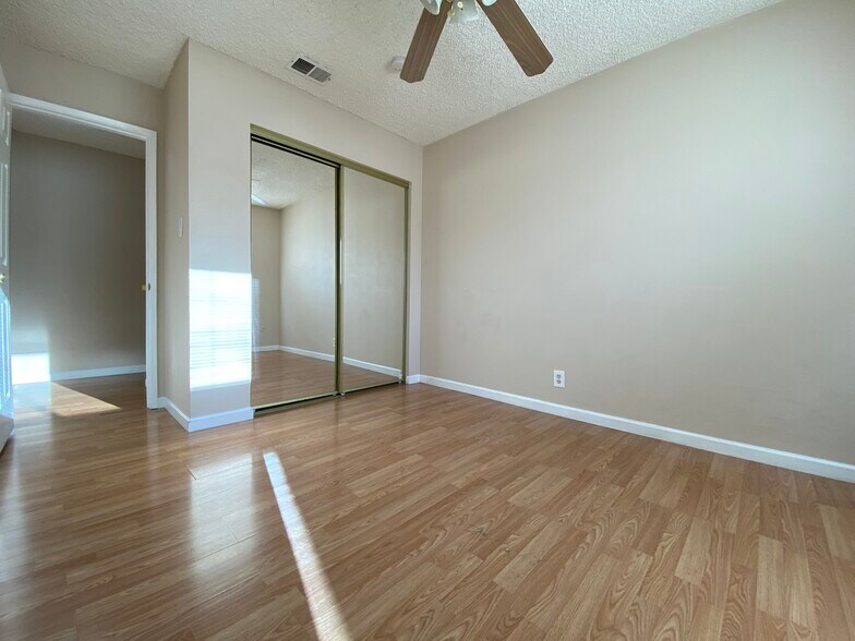 Building Photo - 2118 Peppertree Way