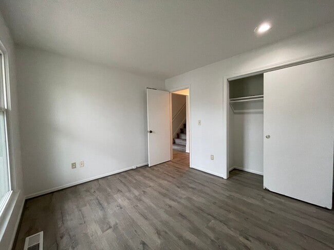 Building Photo - {12901} Spacious Townhome with a 1 car gar...