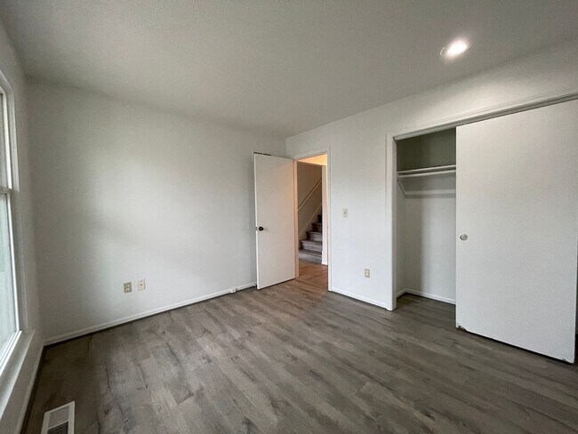 Building Photo - {12901} Spacious Townhome with a 1 car garage & full basement