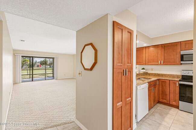 Building Photo - 2125 Golf Isle Dr